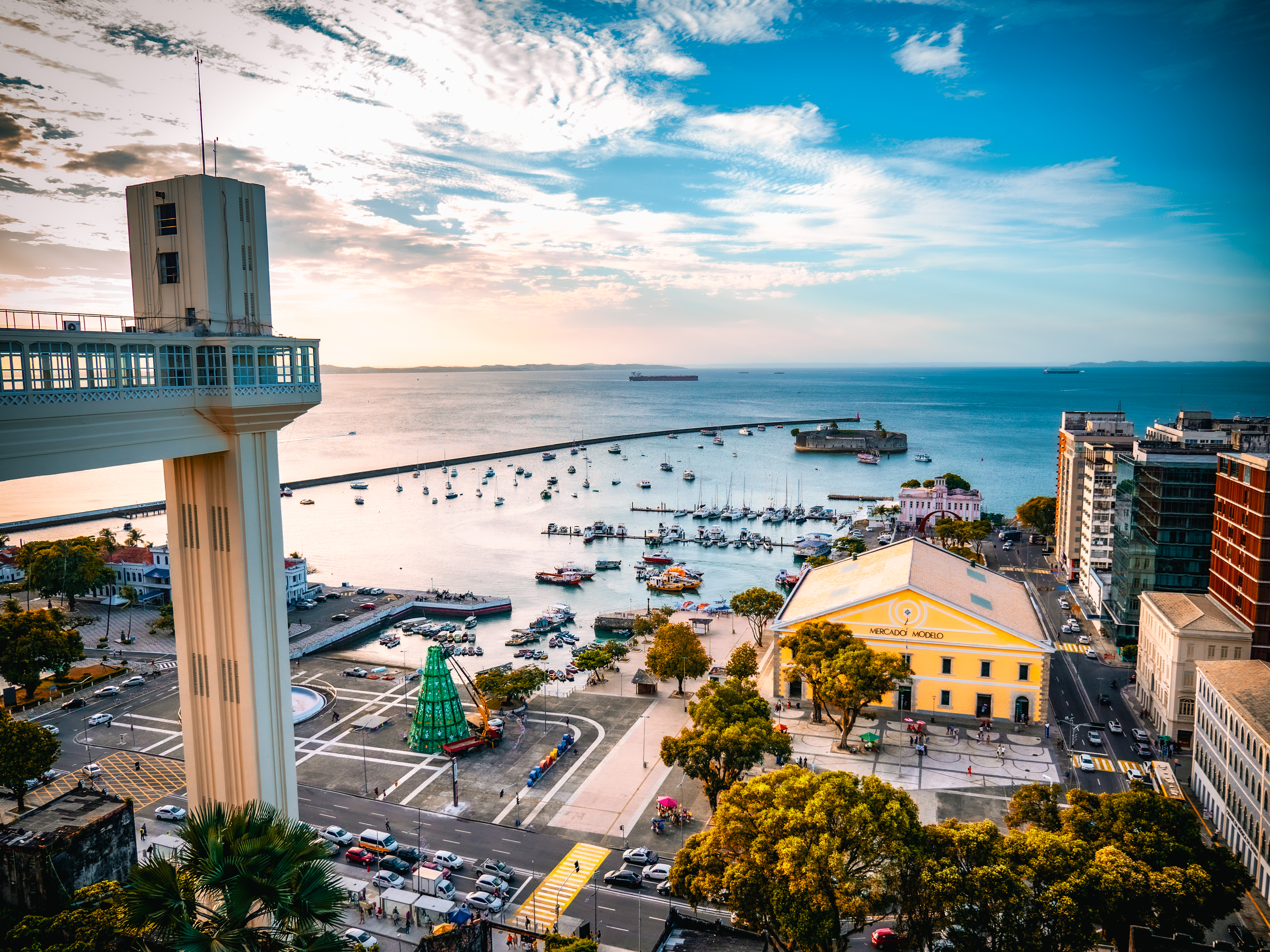 Elevador Lacerda and Baia de Todos-os-Santos